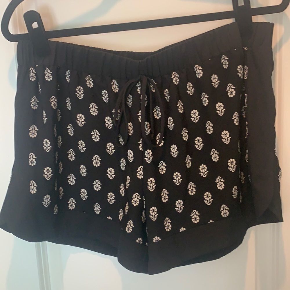 Glam black elastic shorts